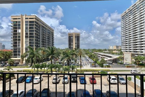 Condo in Hallandale Beach, Florida, 2 bedrooms  № 1940111 - photo 4