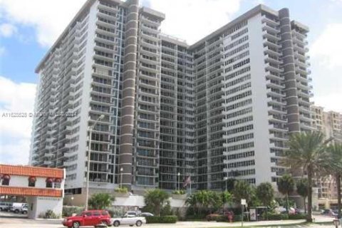 Condo in Hallandale Beach, Florida, 2 bedrooms  № 1940111 - photo 15
