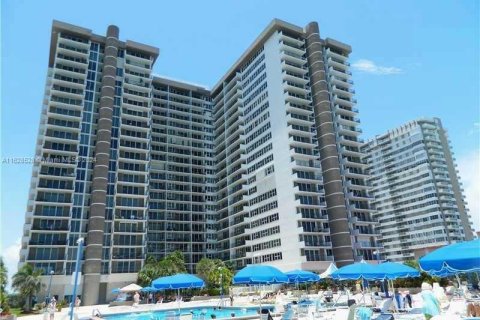Condo in Hallandale Beach, Florida, 2 bedrooms  № 1940111 - photo 16