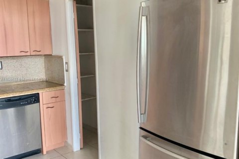 Condo in Hallandale Beach, Florida, 2 bedrooms  № 1940111 - photo 3