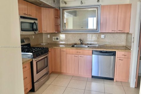 Condo in Hallandale Beach, Florida, 2 bedrooms  № 1940111 - photo 1
