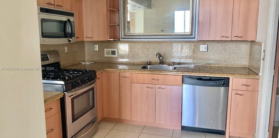 Condo in Hallandale Beach, Florida, 2 bedrooms  № 1940111