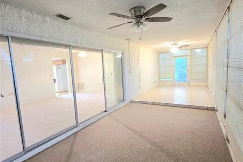 House in Port Richey, Florida 2 bedrooms, 103.31 sq.m. № 2368869 - photo 10