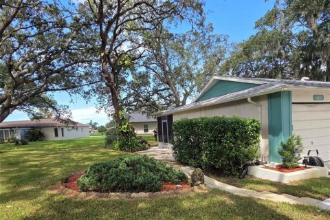 House in Port Richey, Florida 2 bedrooms, 103.31 sq.m. № 2368869 - photo 22