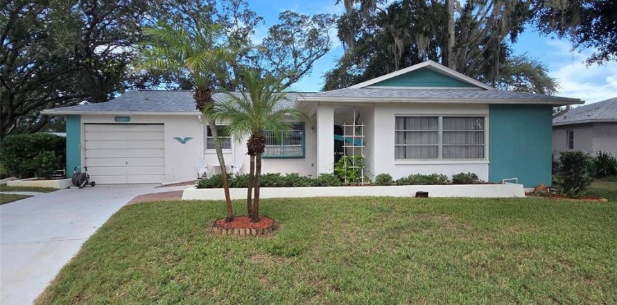 House in Port Richey, Florida 2 bedrooms, 103.31 sq.m. № 2368869