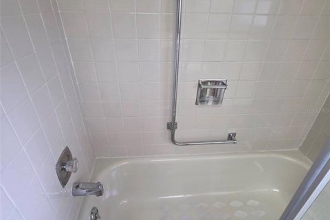 House in Port Richey, Florida 2 bedrooms, 103.31 sq.m. № 2368869 - photo 18
