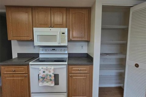 House in Port Richey, Florida 2 bedrooms, 103.31 sq.m. № 2368869 - photo 4