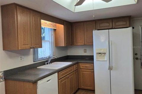 House in Port Richey, Florida 2 bedrooms, 103.31 sq.m. № 2368869 - photo 2