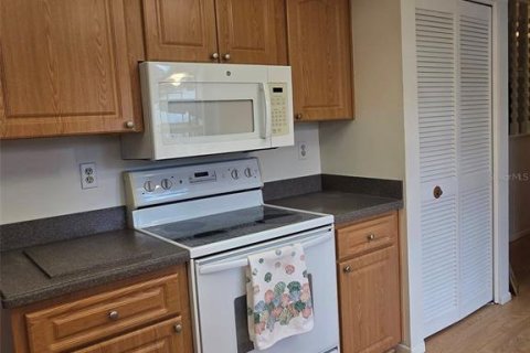 House in Port Richey, Florida 2 bedrooms, 103.31 sq.m. № 2368869 - photo 3