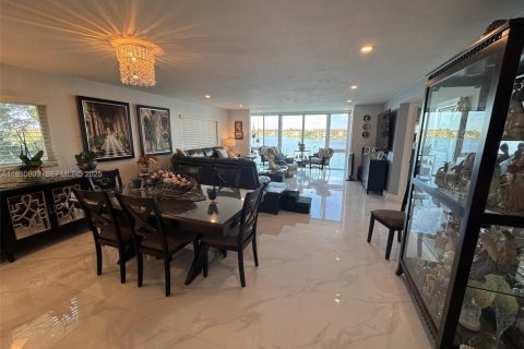 Condominio en venta en Pembroke Pines, Florida, 2 dormitorios, 140 m2 № 2034407 - foto 11