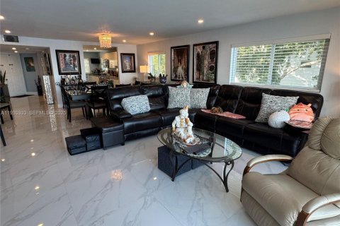 Condominio en venta en Pembroke Pines, Florida, 2 dormitorios, 140 m2 № 2034407 - foto 19