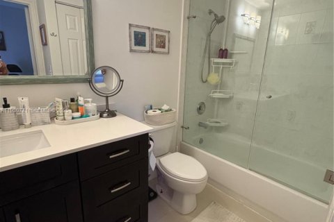 Condo in Doral, Florida, 2 bedrooms № 1989496 - photo 10