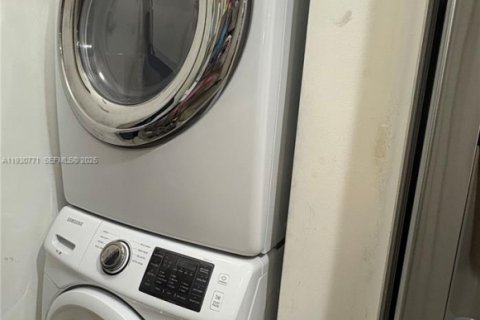 Condo in Doral, Florida, 2 bedrooms № 1989496 - photo 11