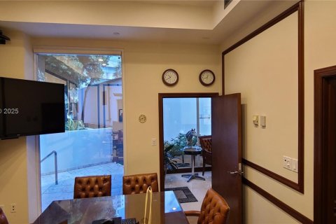 Commercial property in Miami, Florida № 1952113 - photo 9