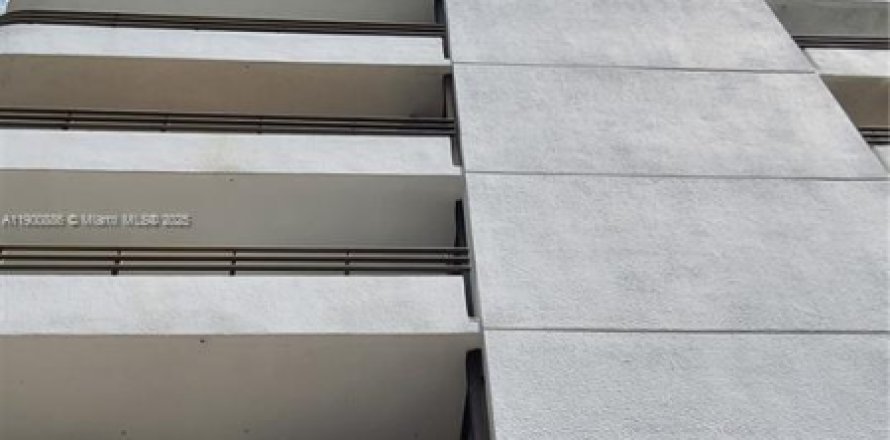 Commercial property in Miami, Florida № 1952113