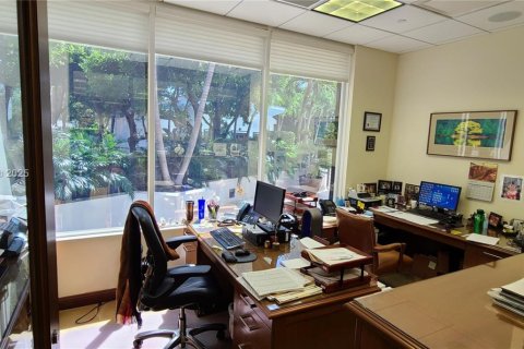 Commercial property in Miami, Florida № 1952113 - photo 13