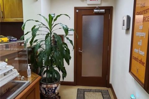 Commercial property in Miami, Florida № 1952113 - photo 12