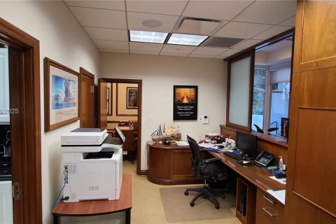 Commercial property in Miami, Florida № 1952113 - photo 3