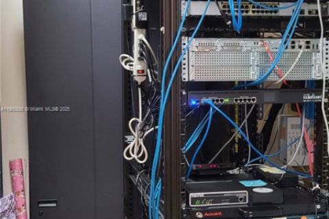 Commercial property in Miami, Florida № 1952113 - photo 14