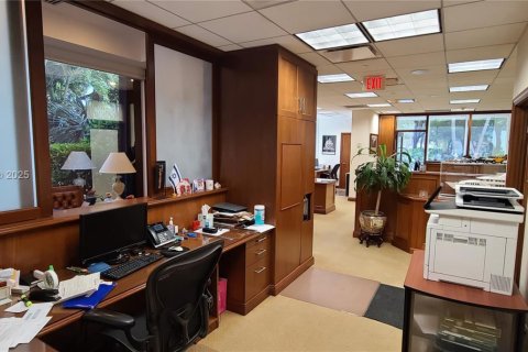 Commercial property in Miami, Florida № 1952113 - photo 4