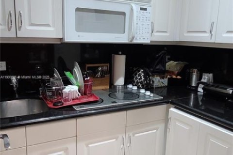 Commercial property in Miami, Florida № 1952113 - photo 11