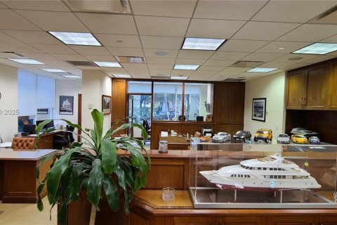 Commercial property in Miami, Florida № 1952113 - photo 2