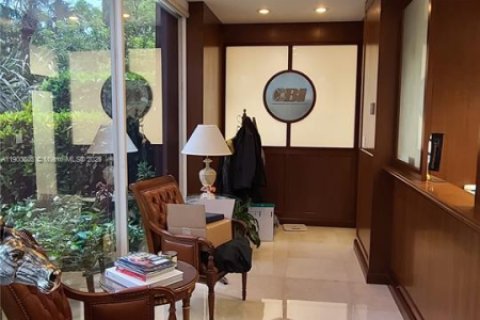 Commercial property in Miami, Florida № 1952113 - photo 5