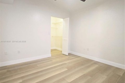 Снять в аренду кондоминиум в Окленд-Парк, Флорида 2 спальни, 92.16м2, № 2038410 - фото 8