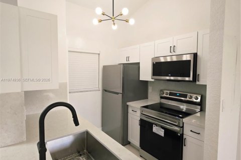 Снять в аренду кондоминиум в Окленд-Парк, Флорида 2 спальни, 92.16м2, № 2038410 - фото 2