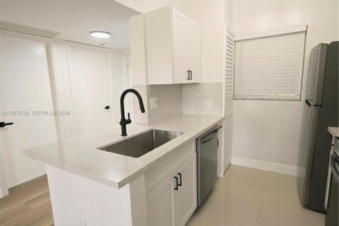 Снять в аренду кондоминиум в Окленд-Парк, Флорида 2 спальни, 92.16м2, № 2038410 - фото 7