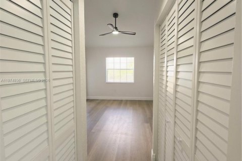 Снять в аренду кондоминиум в Окленд-Парк, Флорида 2 спальни, 92.16м2, № 2038410 - фото 13