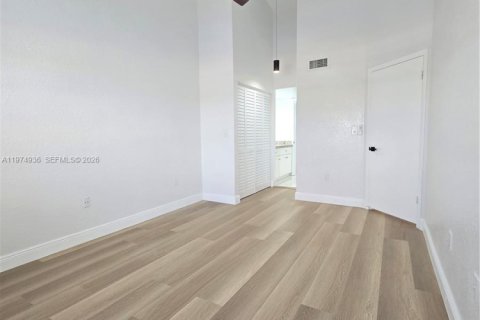 Снять в аренду кондоминиум в Окленд-Парк, Флорида 2 спальни, 92.16м2, № 2038410 - фото 12