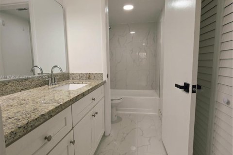 Снять в аренду кондоминиум в Окленд-Парк, Флорида 2 спальни, 92.16м2, № 2038410 - фото 14