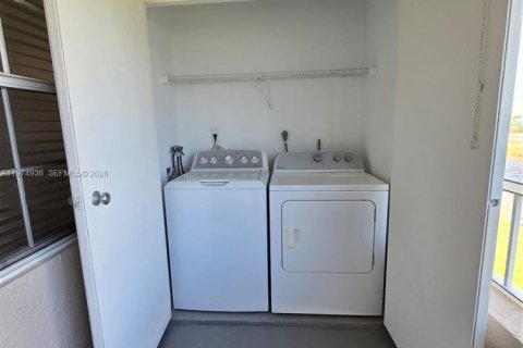 Снять в аренду кондоминиум в Окленд-Парк, Флорида 2 спальни, 92.16м2, № 2038410 - фото 18