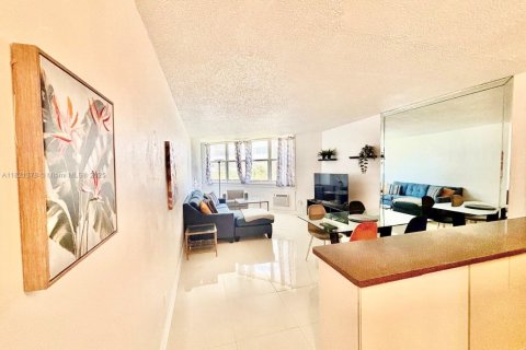 Copropriété à vendre à Hallandale Beach, Floride: 1 chambre, 81.57 m2 № 1783623 - photo 4