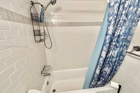 Copropriété à vendre à Hallandale Beach, Floride: 1 chambre, 81.57 m2 № 1783623 - photo 9