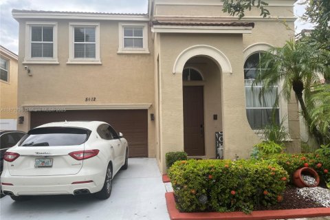 House in Miramar, Florida 3 bedrooms № 1926518 - photo 1