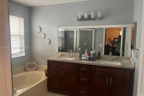 House in Miramar, Florida 3 bedrooms № 1926518 - photo 13