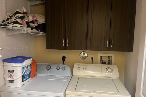 House in Miramar, Florida 3 bedrooms № 1926518 - photo 16