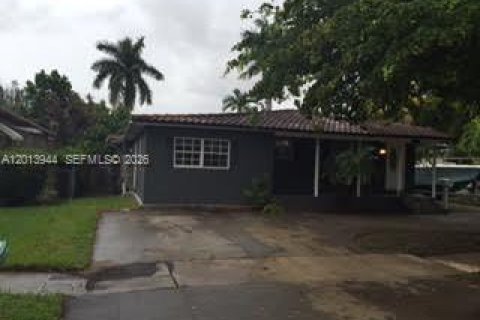 Villa ou maison à louer à Miami, Floride: 3 chambres, 174.75 m2 № 2076277 - photo 2