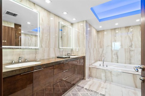 Copropriété à vendre à Surfside, Floride: 2 chambres, 117.06 m2 № 2012994 - photo 16