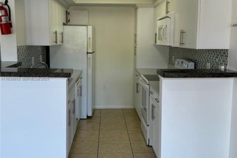 Condominio en alquiler en Miami, Florida, 2 dormitorios, 90.95 m2 № 1988914 - foto 3