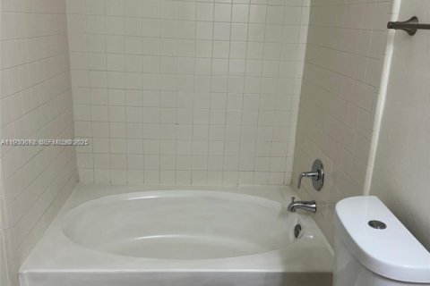 Condominio en alquiler en Miami, Florida, 2 dormitorios, 90.95 m2 № 1988914 - foto 7