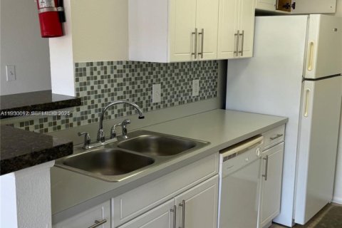 Condominio en alquiler en Miami, Florida, 2 dormitorios, 90.95 m2 № 1988914 - foto 4