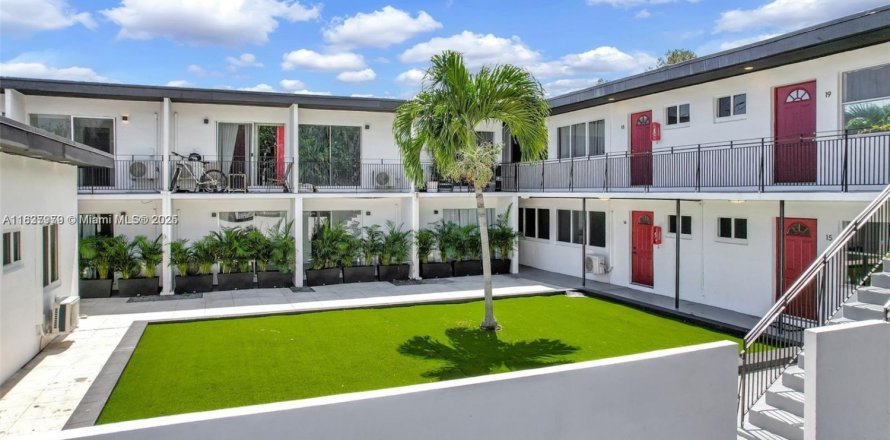 Propiedad comercial en North Miami, Florida № 1828174