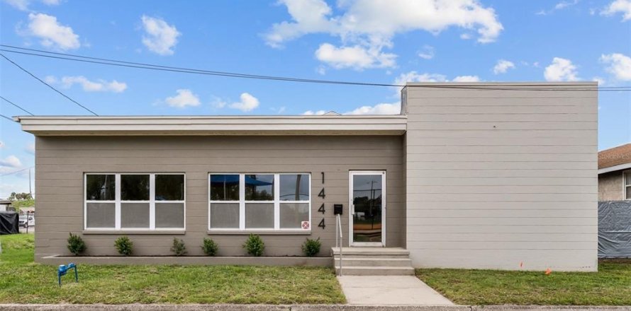 Commercial property in Saint Petersburg, Florida 437.48 sq.m. № 2233283