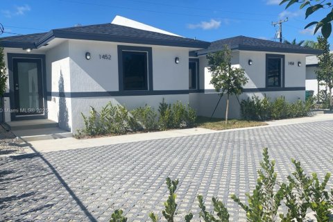 Propiedad comercial en venta en Florida City, Florida, 195.09 m2 № 1964283 - foto 2