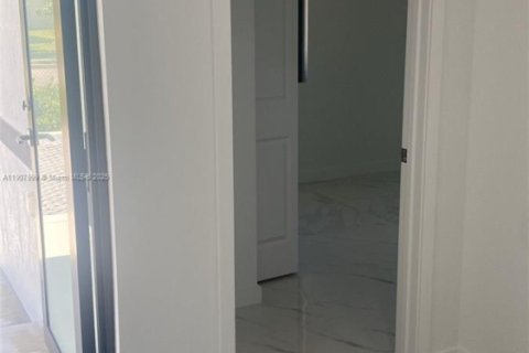 Propiedad comercial en venta en Florida City, Florida, 195.09 m2 № 1964283 - foto 14