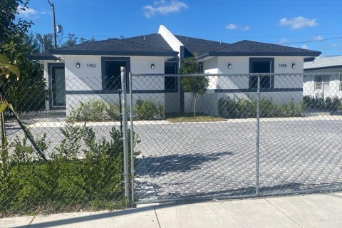 Propiedad comercial en venta en Florida City, Florida, 195.09 m2 № 1964283 - foto 1