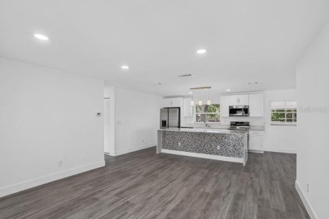 House in Deltona, Florida 3 bedrooms, 126.81 sq.m. № 2234363 - photo 4